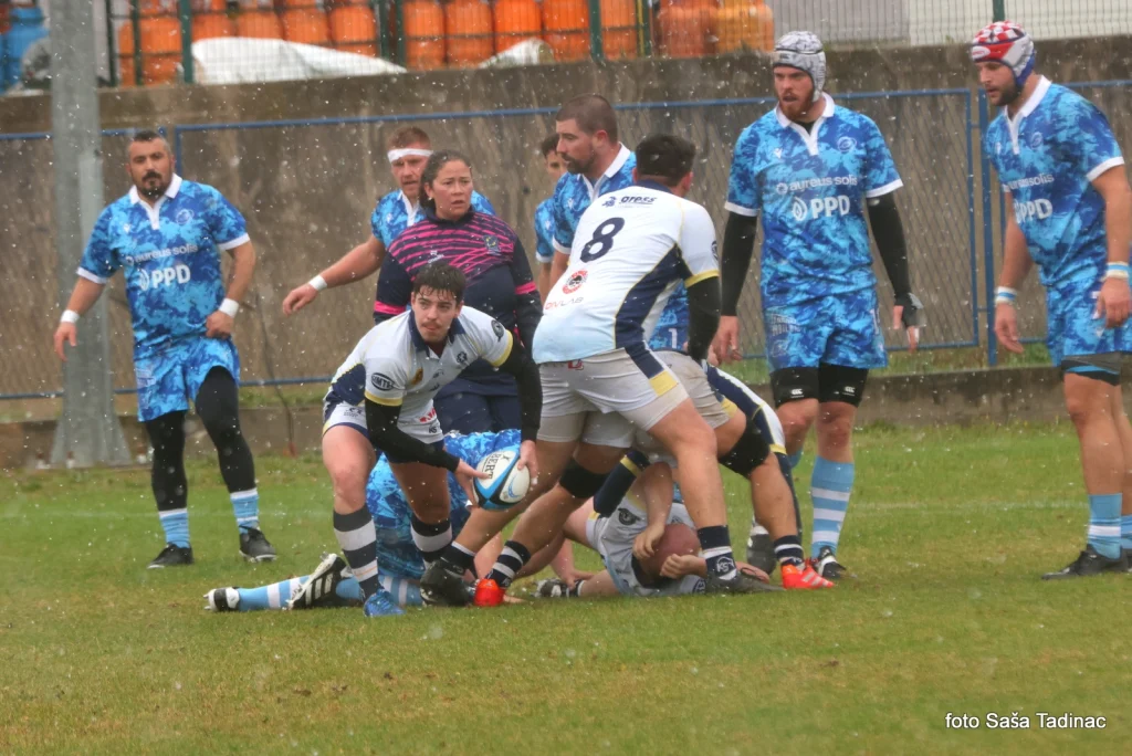 Lauro Kostić dodaje loptu